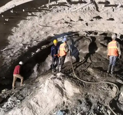 河口拱顶带模注浆料的施工流程及注意事项